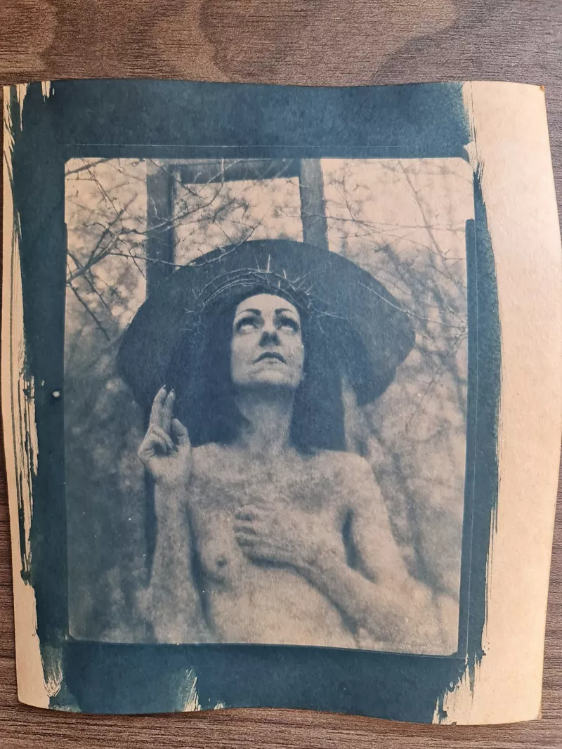 Vintage Cyanotypie-Porträt einer Person mit friedlichem Ausdruck