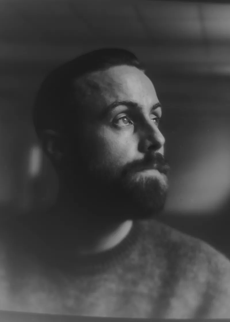 Artystyczny czarno-biały portret mężczyzny