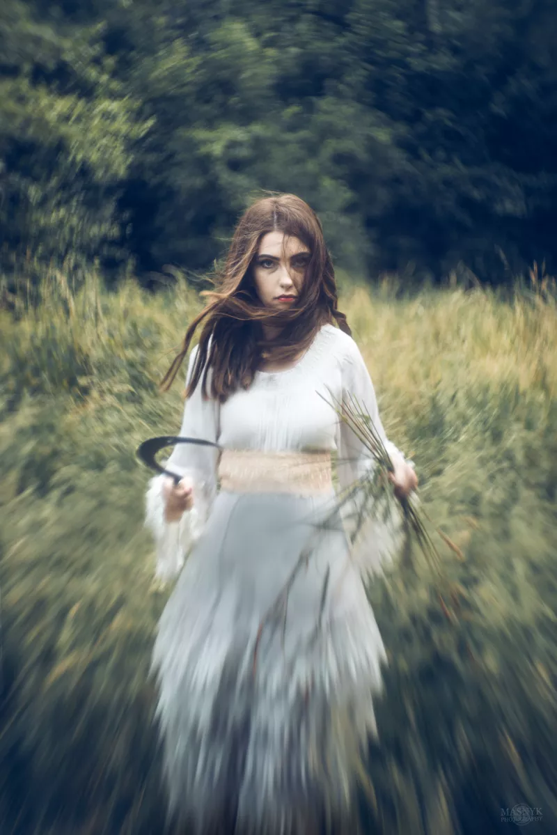 Slawische mythologische Figur Poludnica auf einem Feld