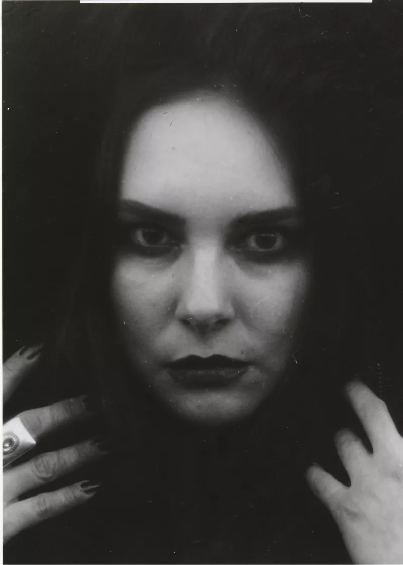 Analoge Filmentwicklung – Entwicklerdose, Chemikalien und Schwarzweißfotos