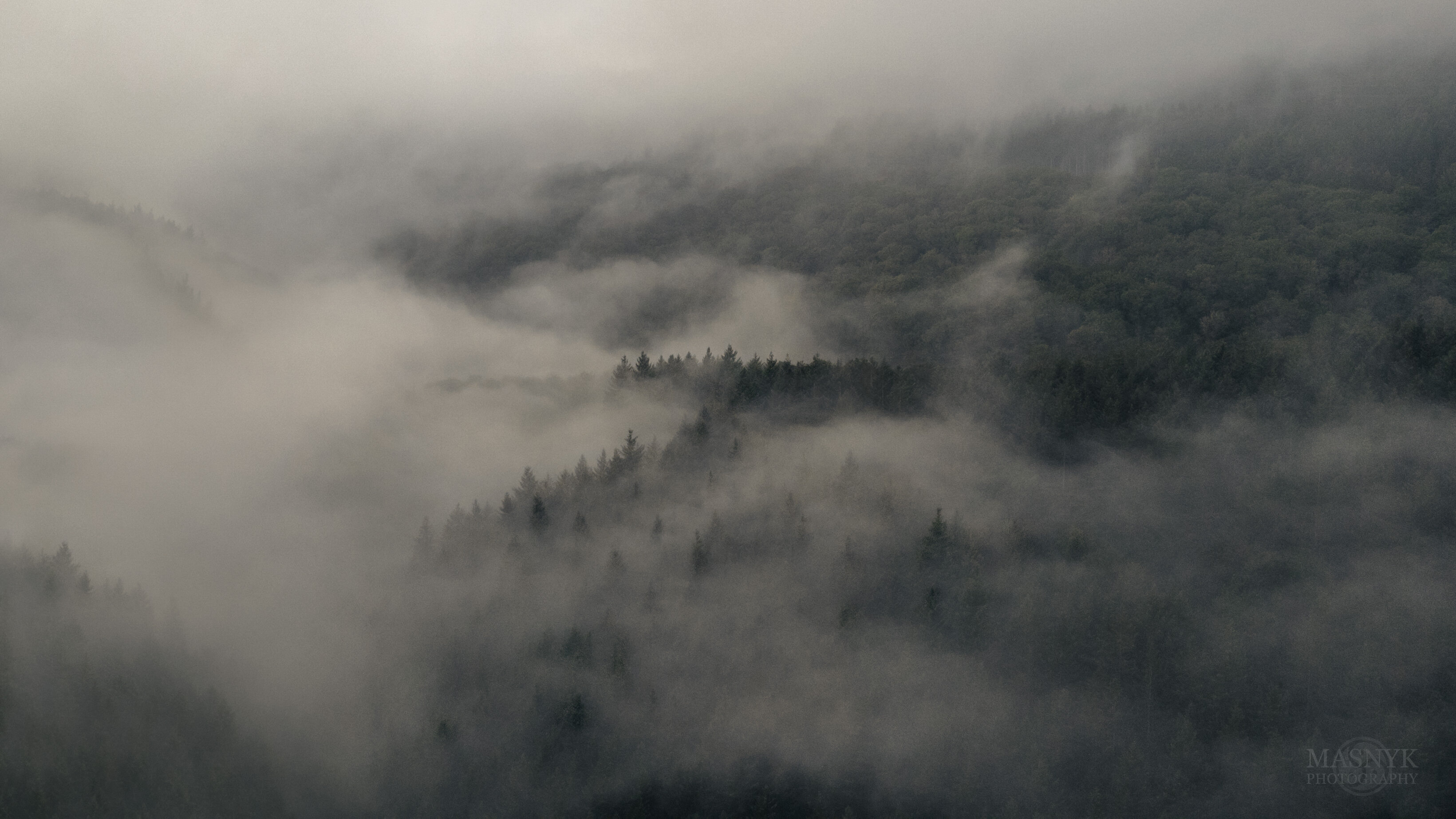 Chmury nad lasem Odenwaldu