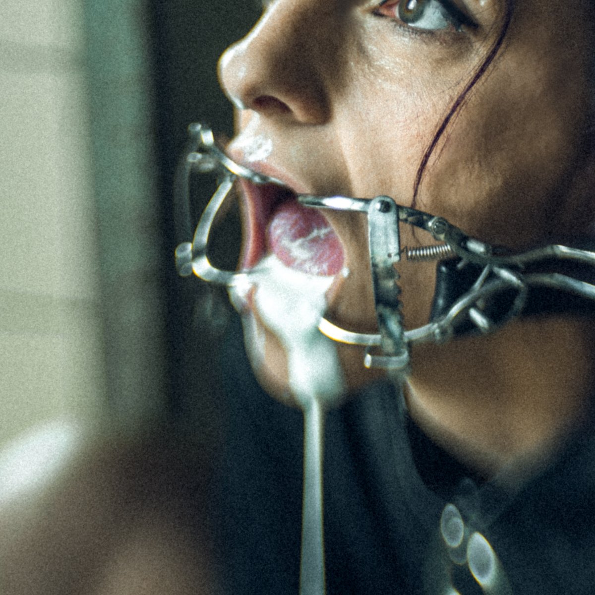 Geknebelte Frau in Zwangsjacke in verlassener psychiatrischer Klinik