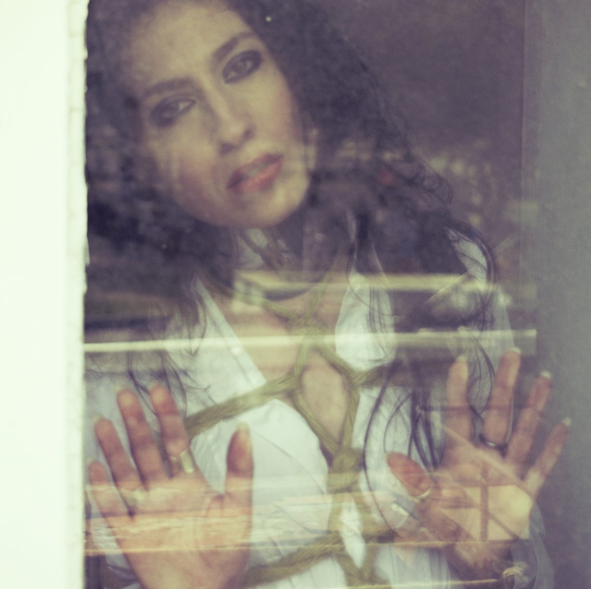 Związana, elegancka kobieta w białej koszuli