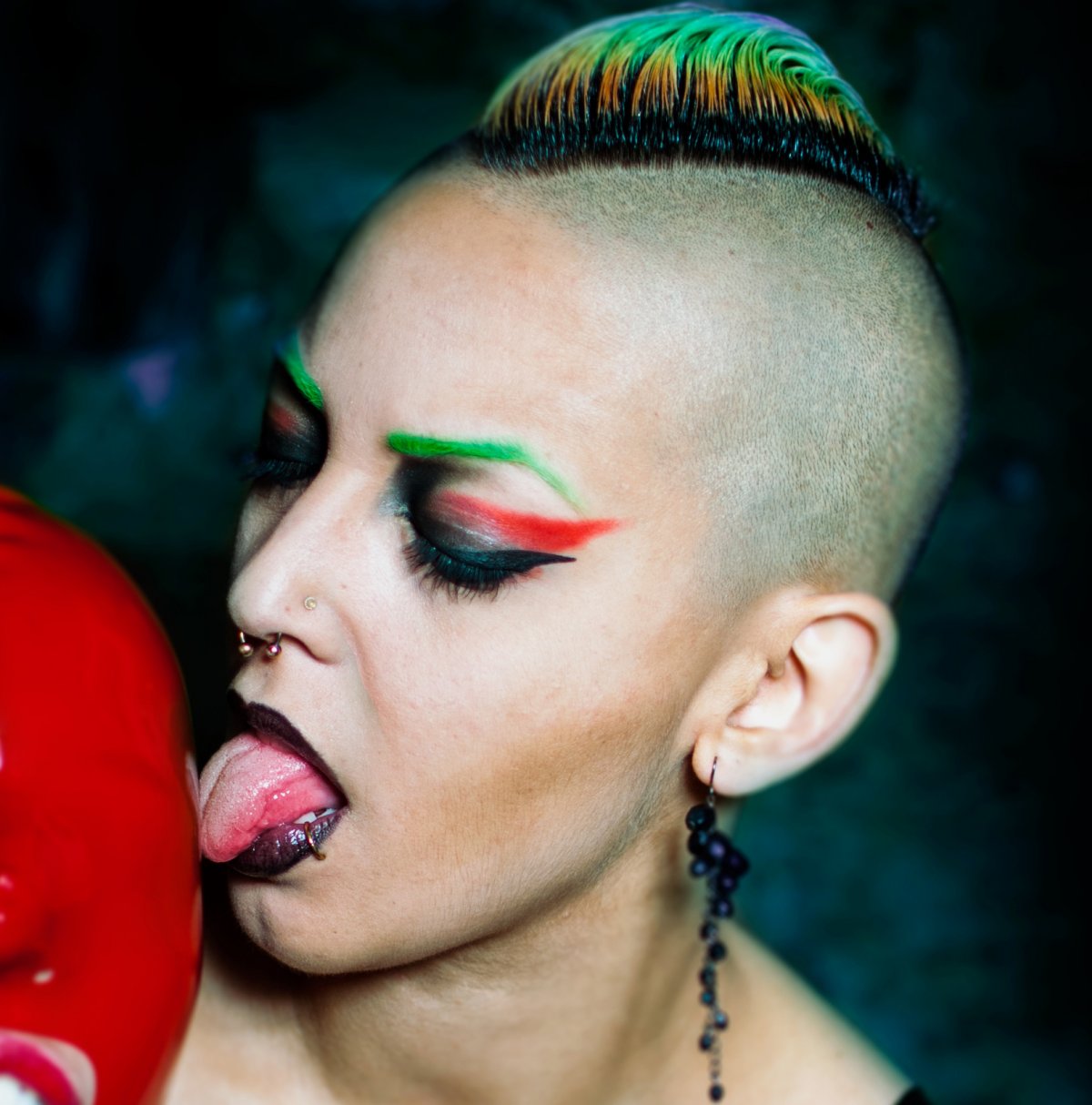 Bunte Domina und Sklavin in Latexmaske